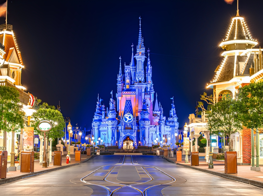 033022_Magic-Kingdom_Main-Street_Castle-at-Closing_Dom-Tabon